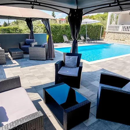 With 6 And A Swimming Pool In A Quiet Part Of Ae1417 Villa