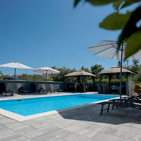 With 6 And A Swimming Pool In A Quiet Part Of Ae1417 Villa *