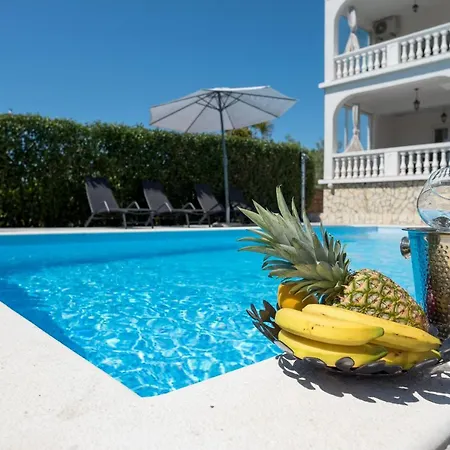With 6 And A Swimming Pool In A Quiet Part Of Ae1417 Villa