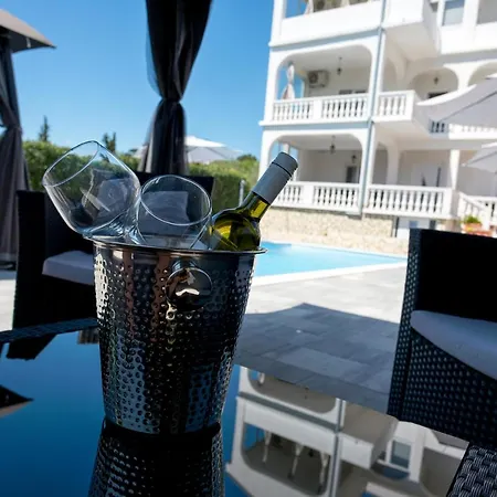 Villa With 6 And A Swimming Pool In A Quiet Part Of Ae1417 Zadar
